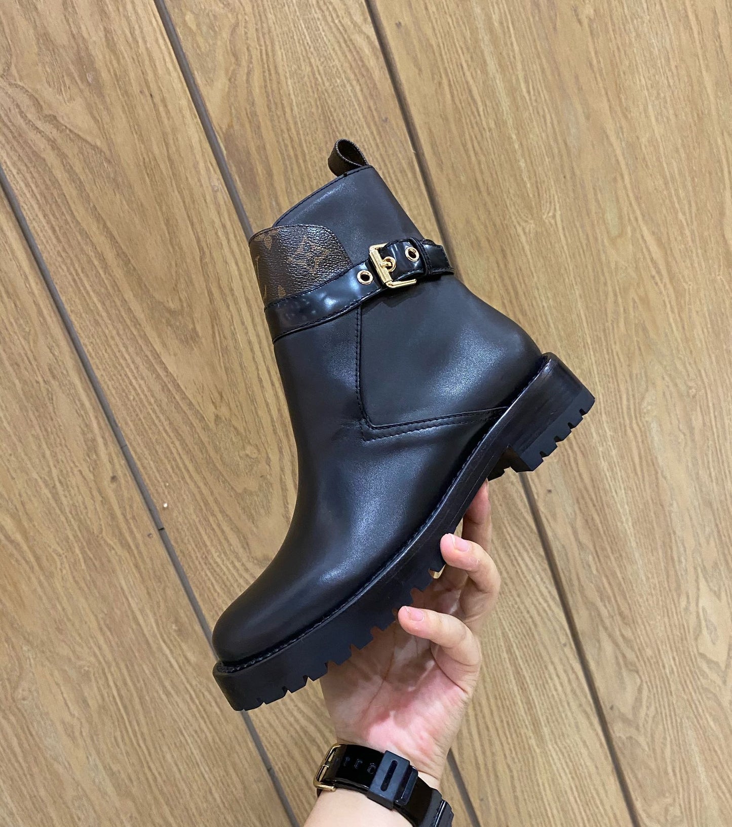 LV DISCOVERY FLAT ANKLE BOOT BLACK 1A868L