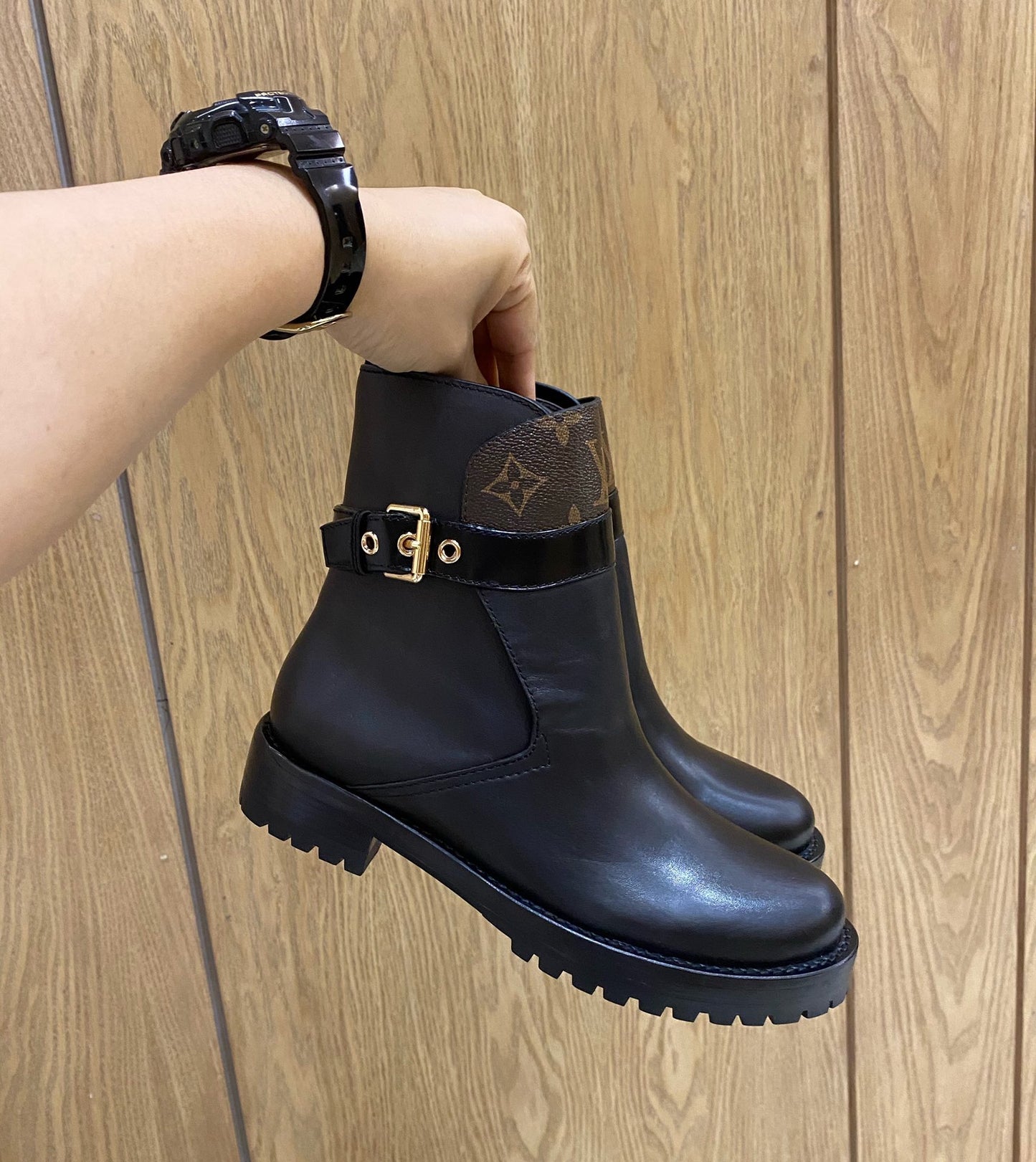 LV DISCOVERY FLAT ANKLE BOOT BLACK 1A868L