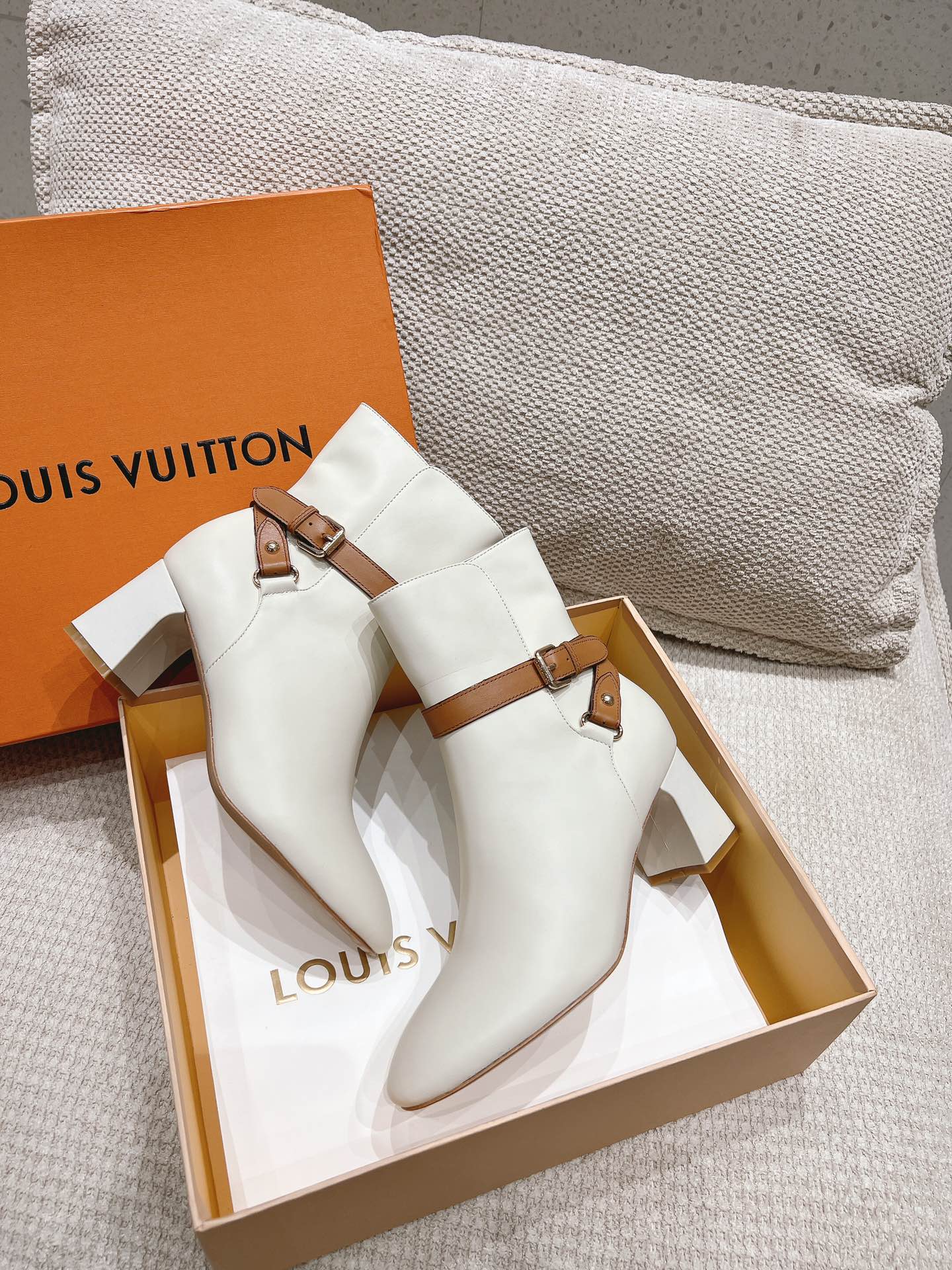 LV PARISIENNE ANKLE BOOT WHITE