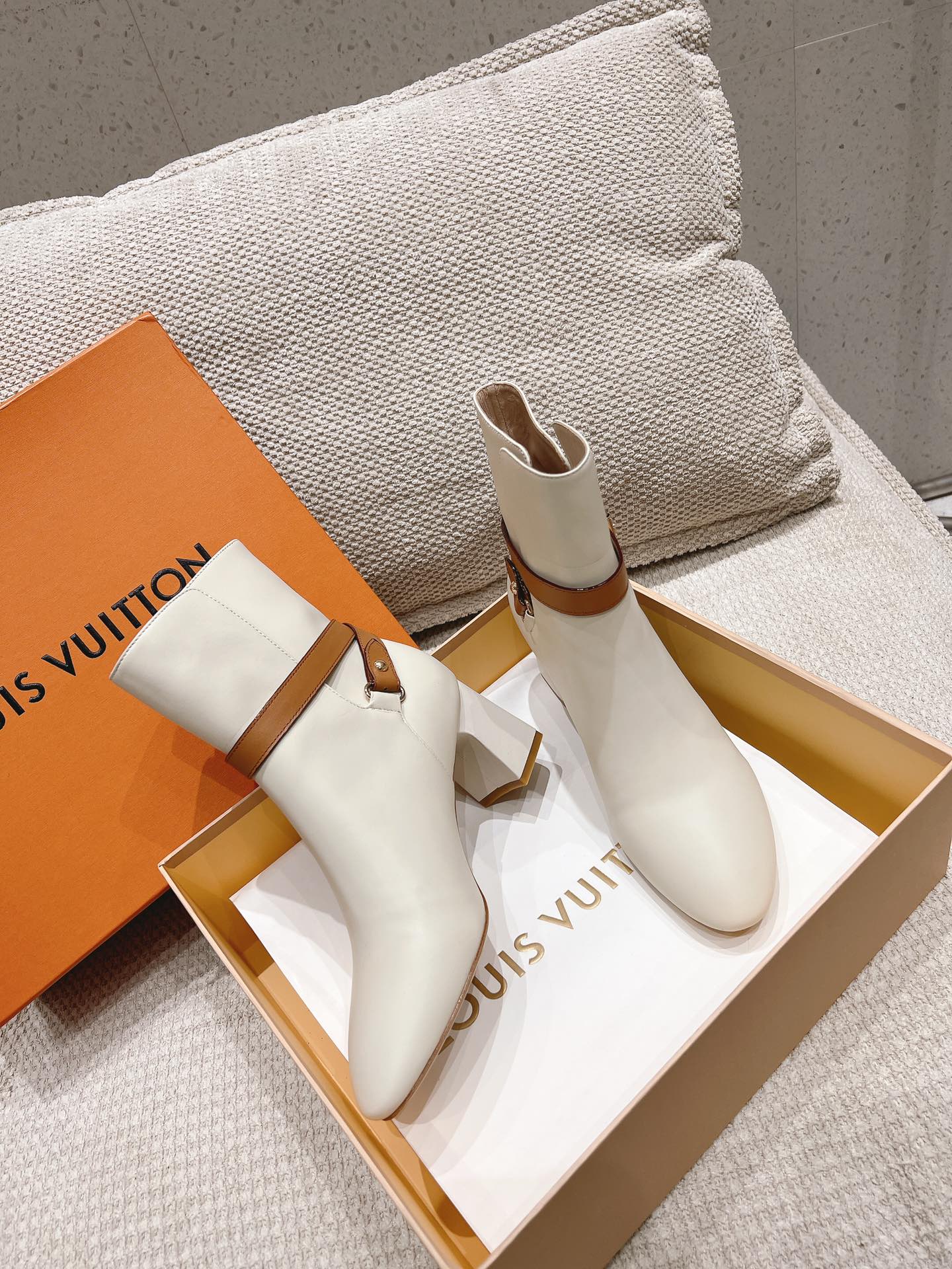 LV PARISIENNE ANKLE BOOT WHITE