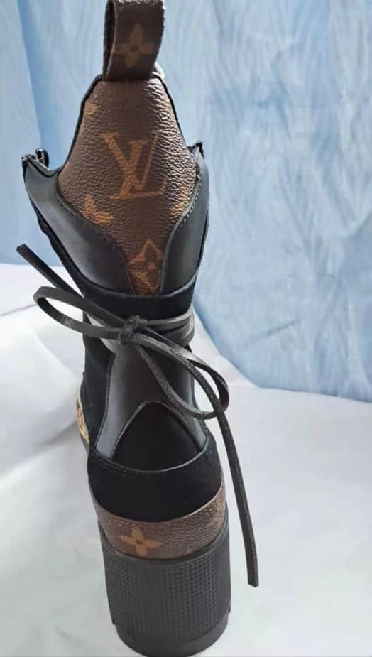 LV LAUREATE PLATFORM DESERT BOOTS BLACK 1A5NNU