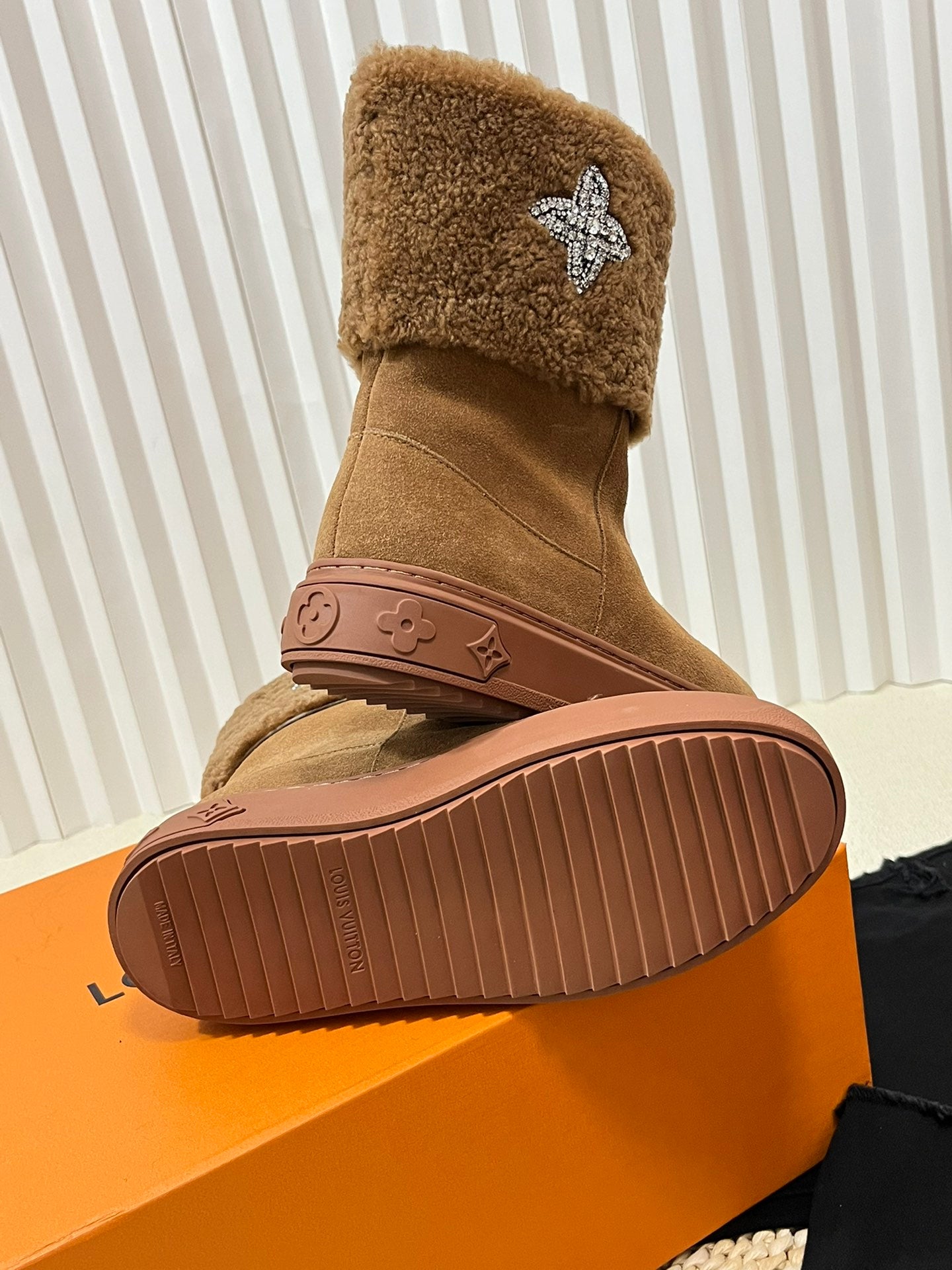 LV ANKLE BOOT STUDDED WITH DIAMONDS BROWN