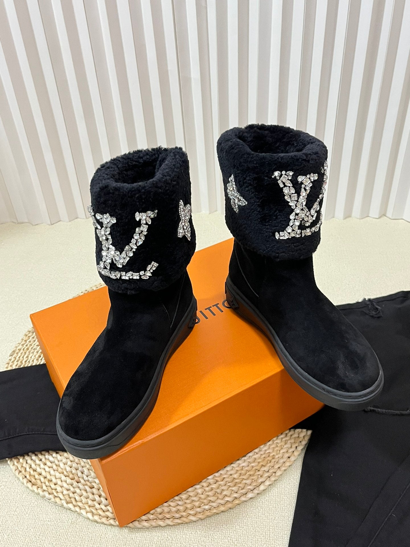 LV ANKLE BOOT STUDDED WITH DIAMONDS BLACK