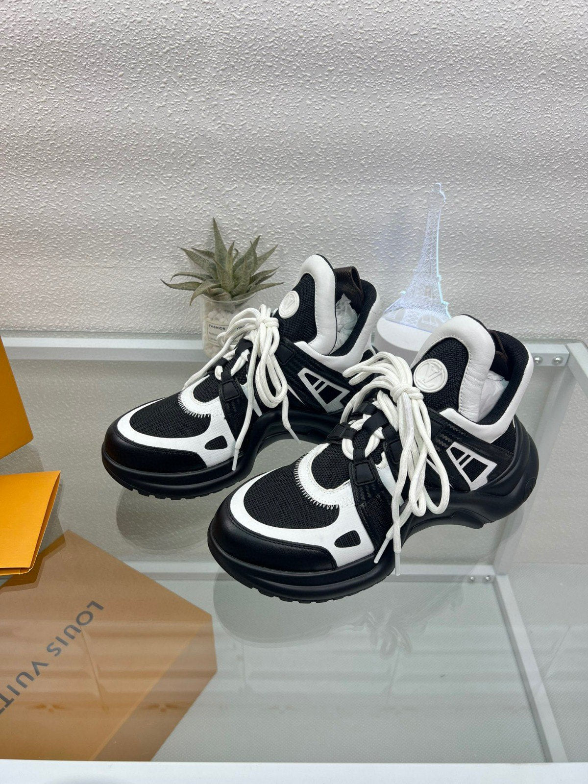 LW - LUV Archlight Black White Sneaker