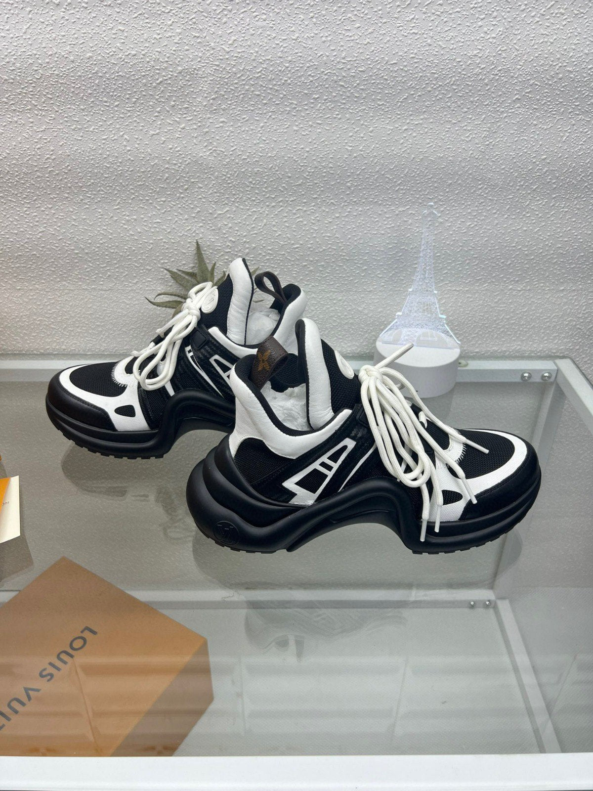 LW - LUV Archlight Black White Sneaker