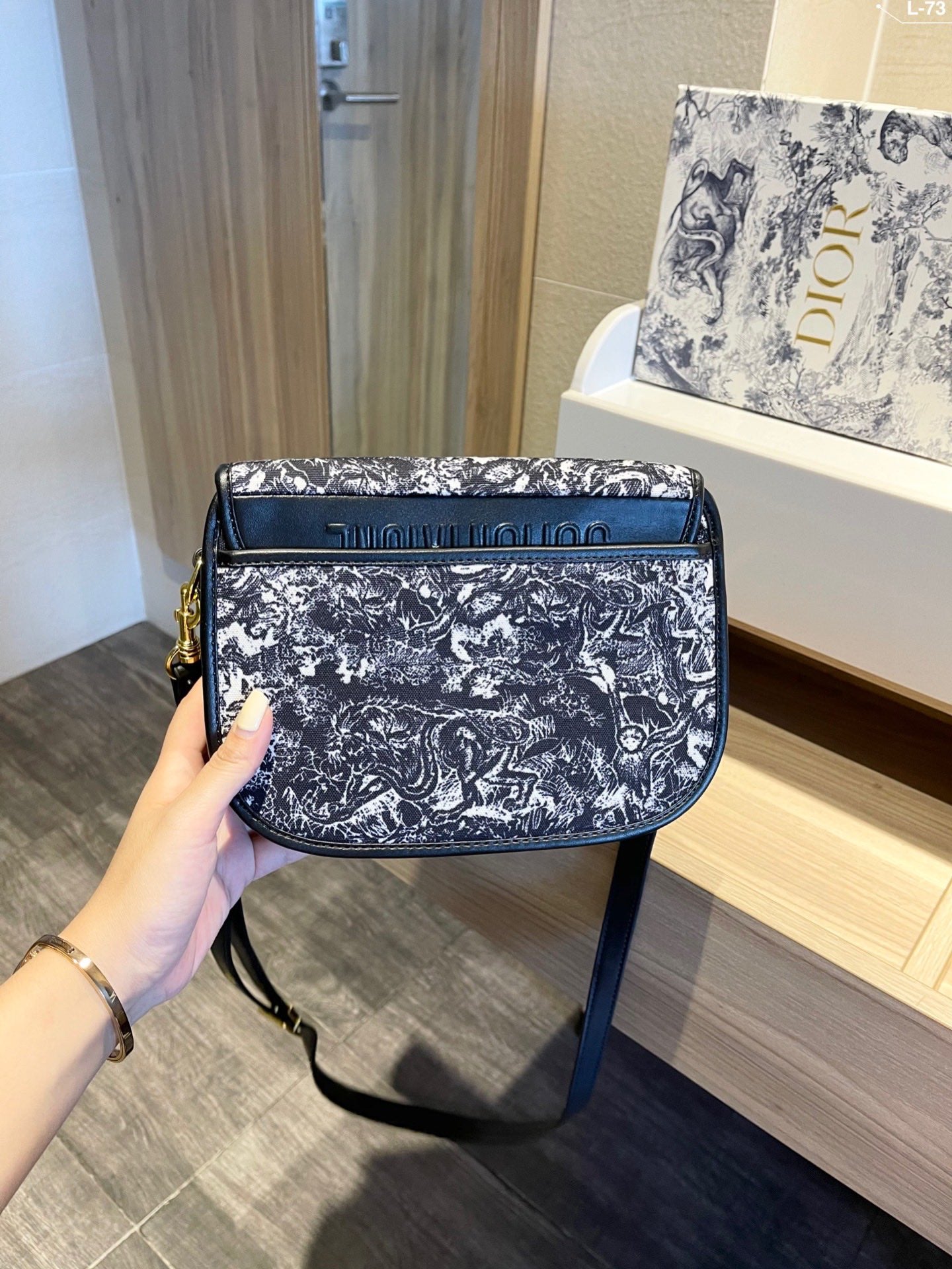 LW - Luxury Handbags DIR 306