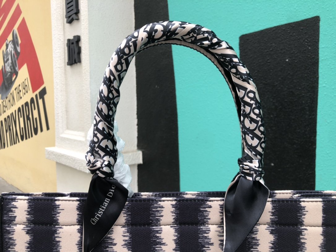 LW - Luxury Handbags DIR 225