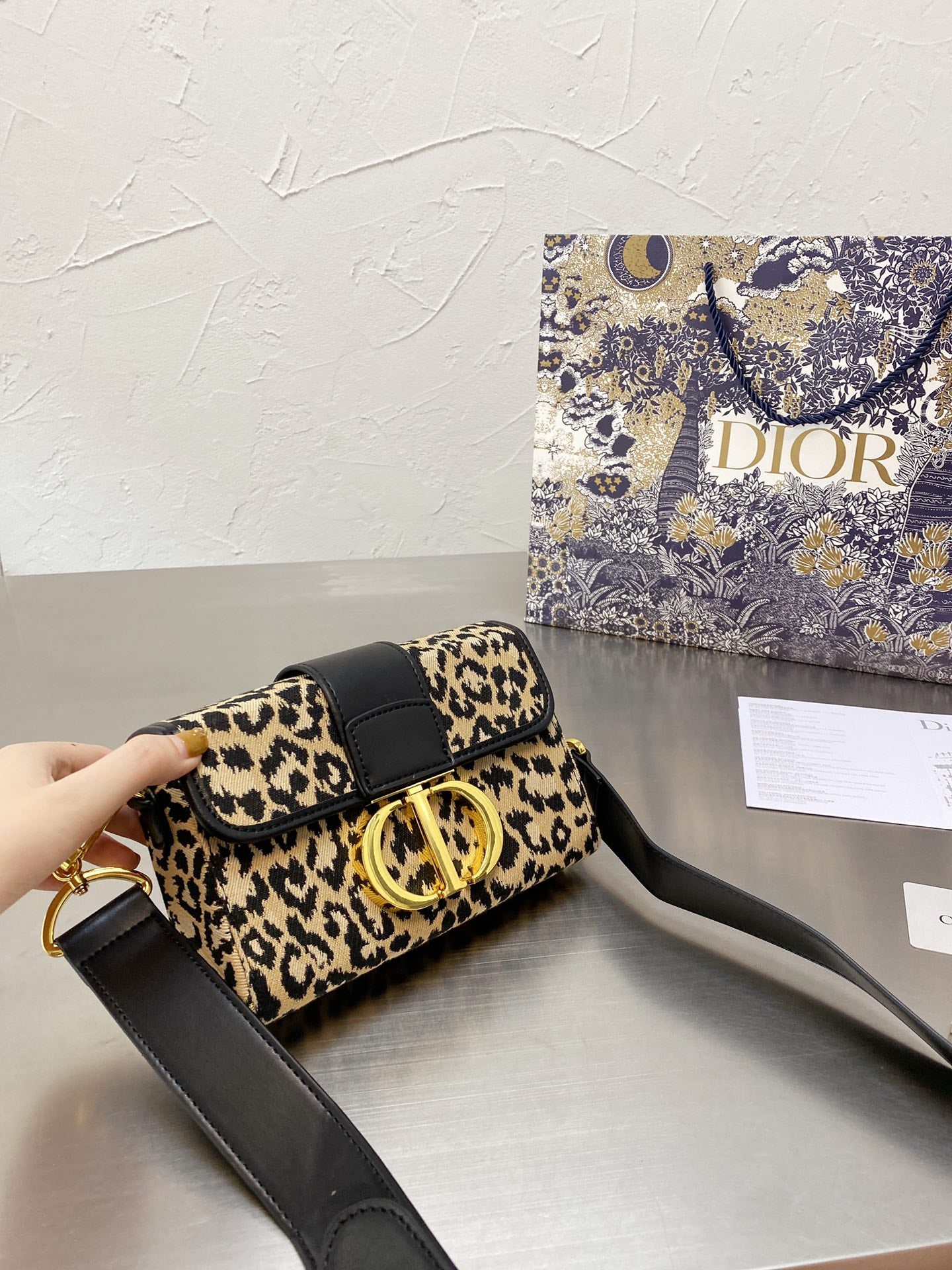 LW - Luxury Handbags DIR 329