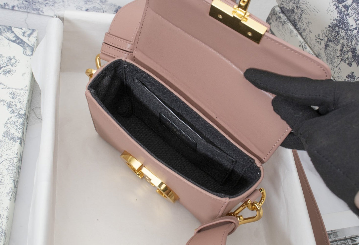 LW - Luxury Handbags DIR 240