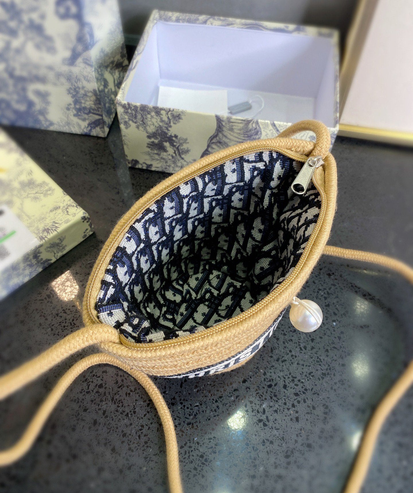 LW - Luxury Handbags DIR 190