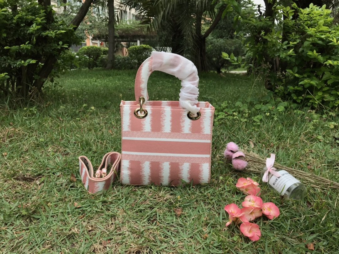 LW - Luxury Handbags DIR 254