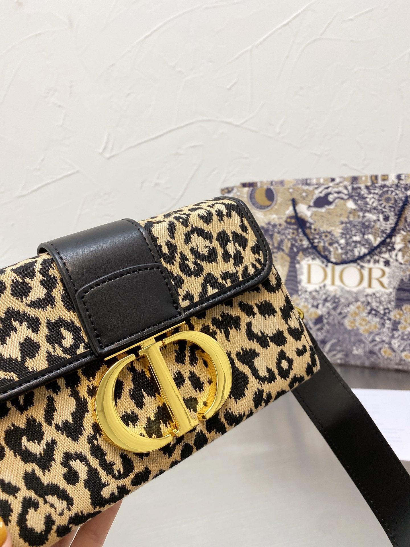 LW - Luxury Handbags DIR 329