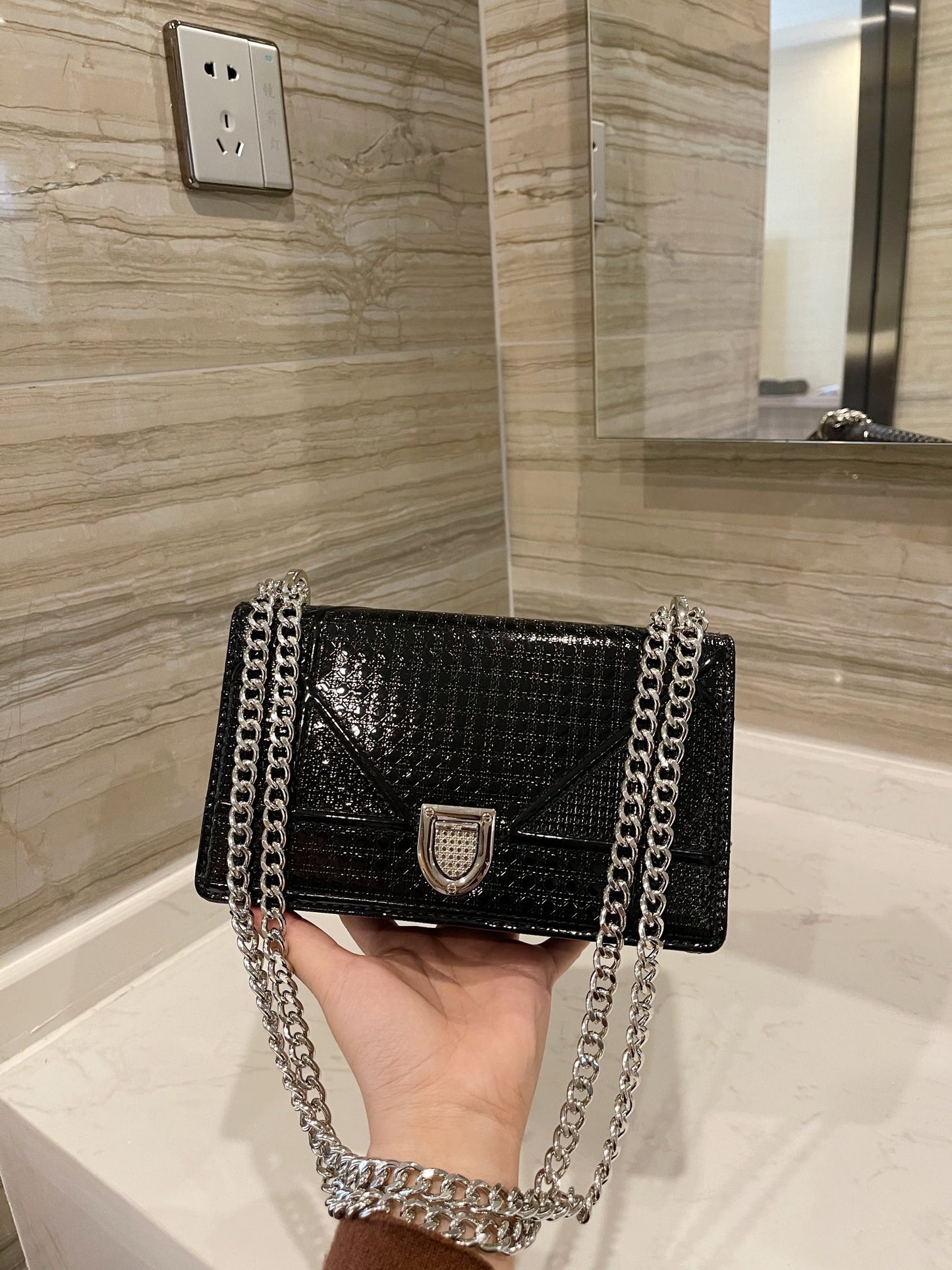 LW - Luxury Handbags DIR 044