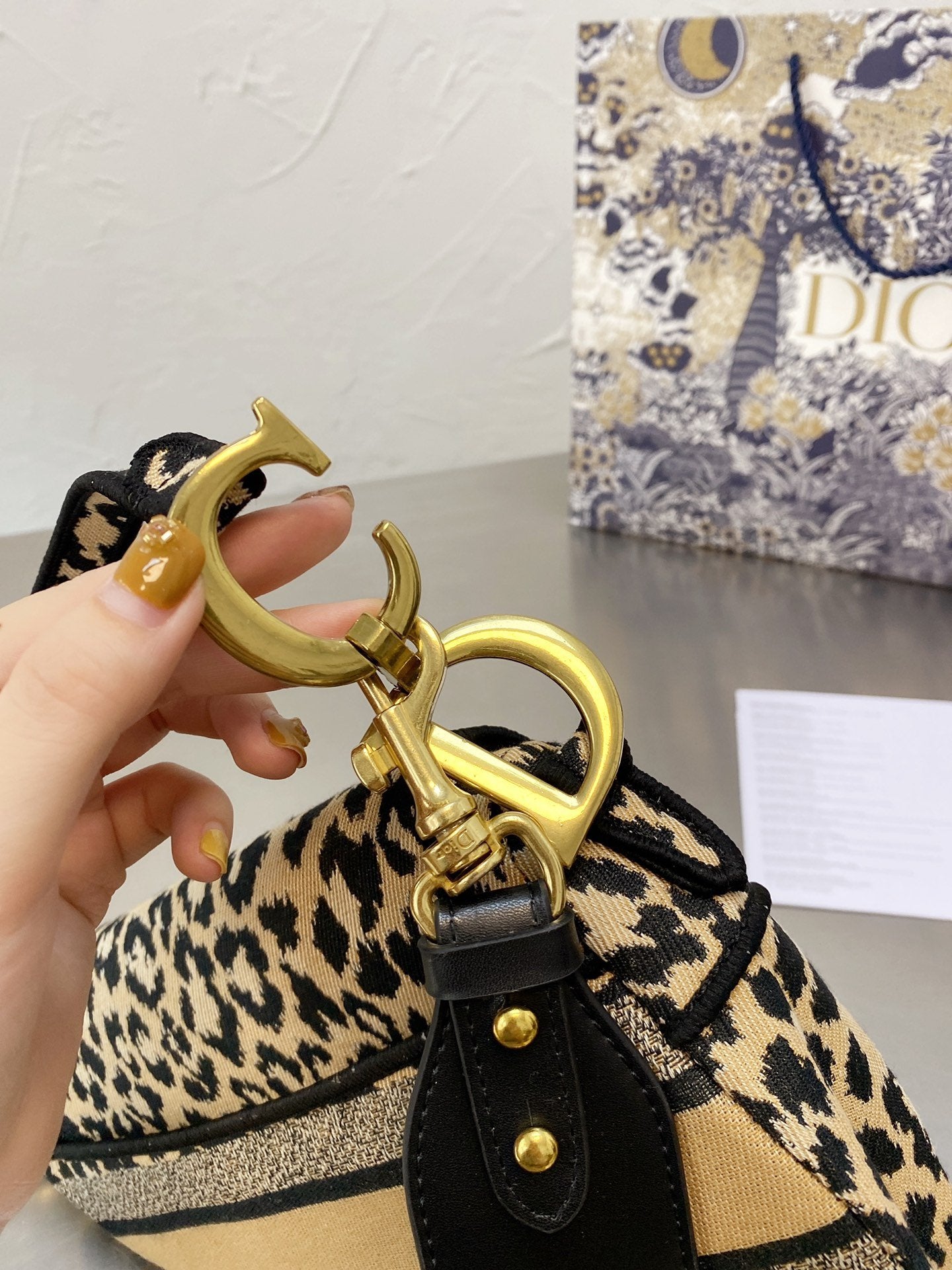 LW - Luxury Handbags DIR 328