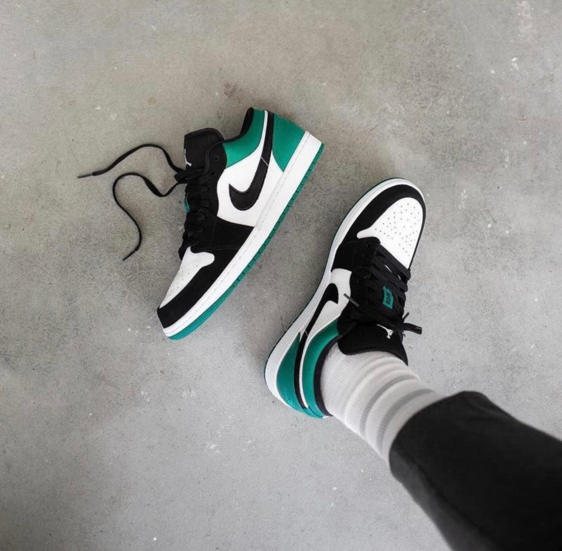 LW - AJ1 black and green toes