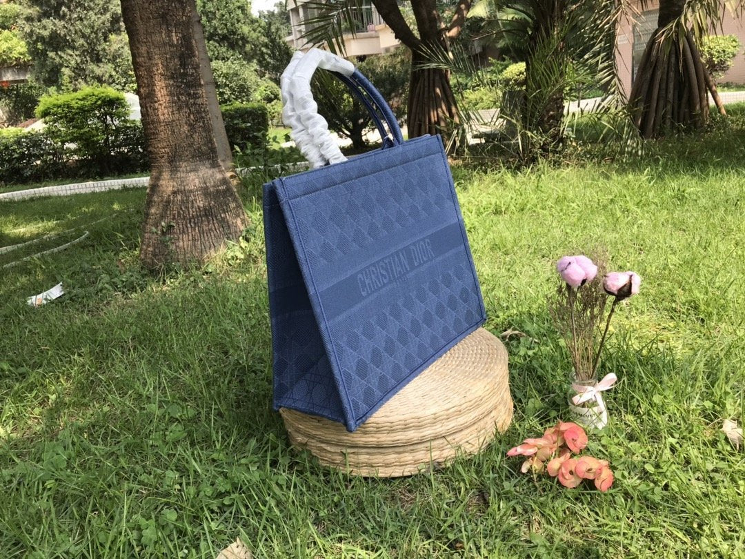 LW - Luxury Handbags DIR 252