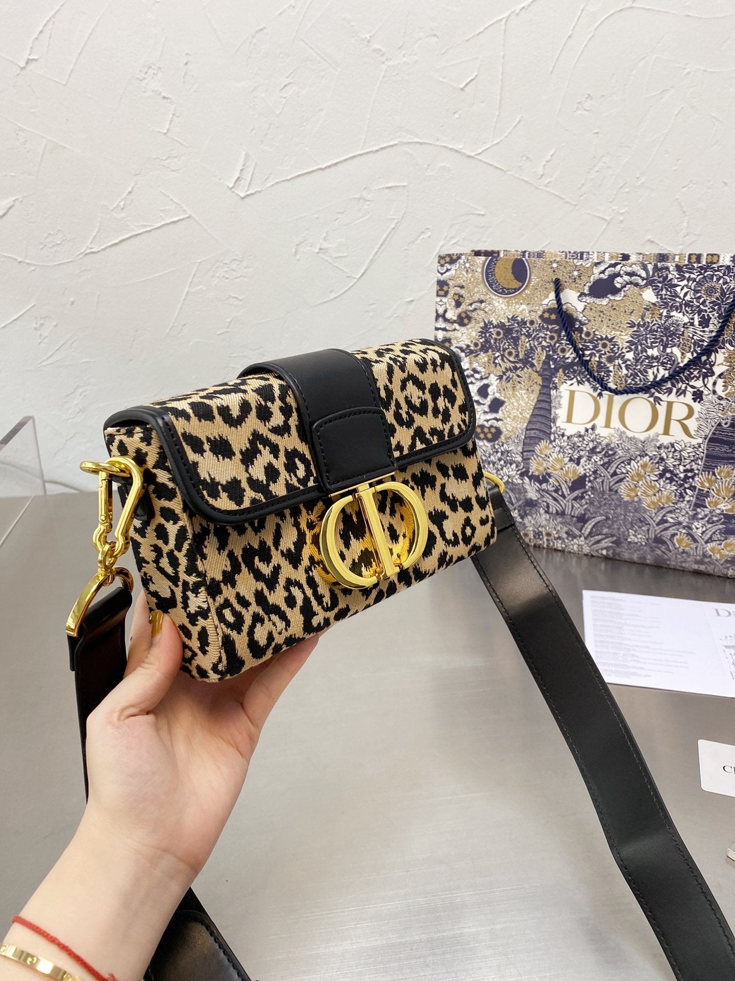 LW - Luxury Handbags DIR 329