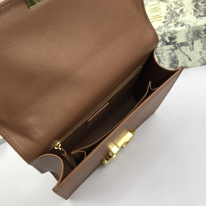 LW - Luxury Handbags DIR 087