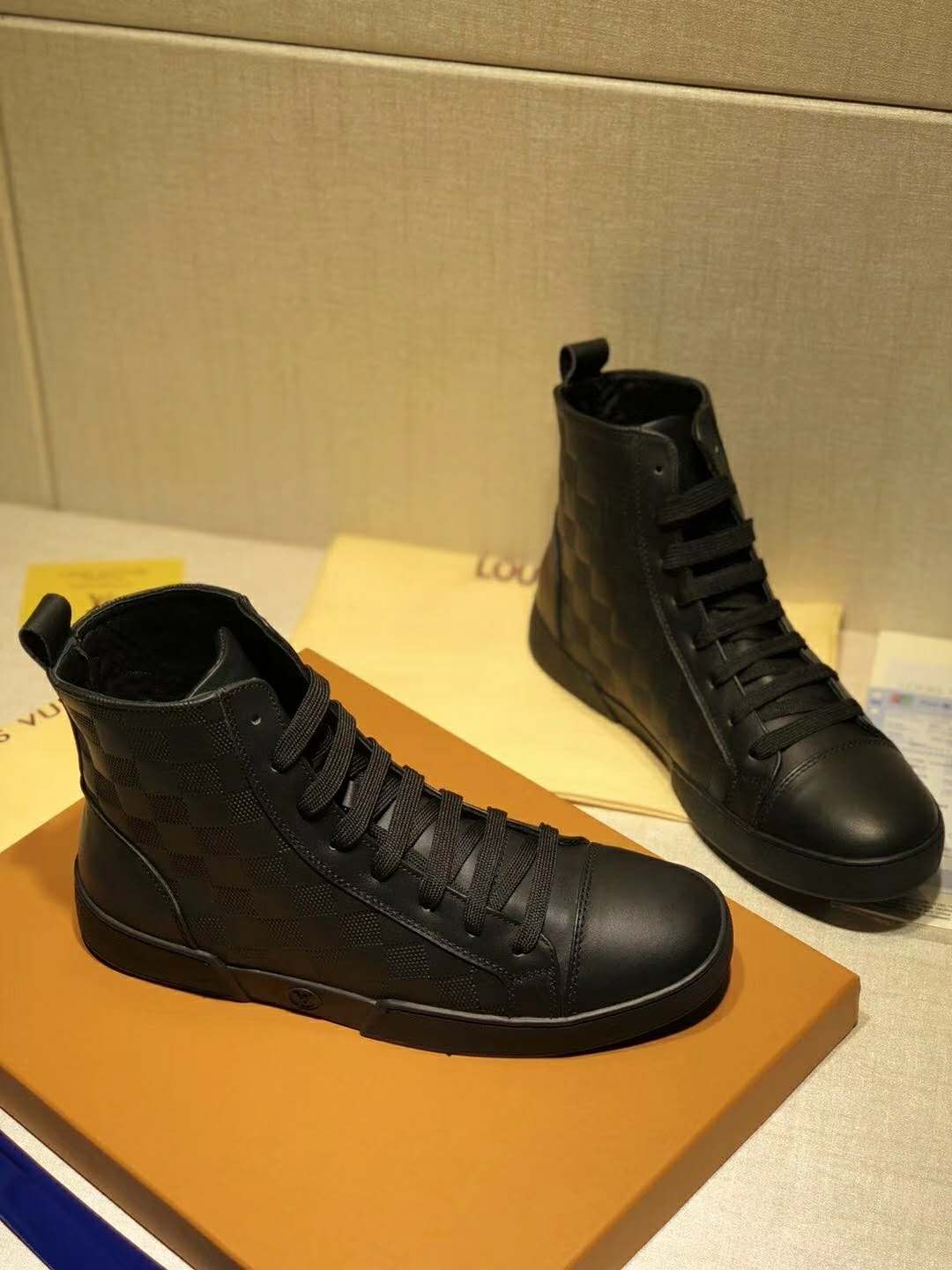 LW - New Arrival Luv Sneaker 073