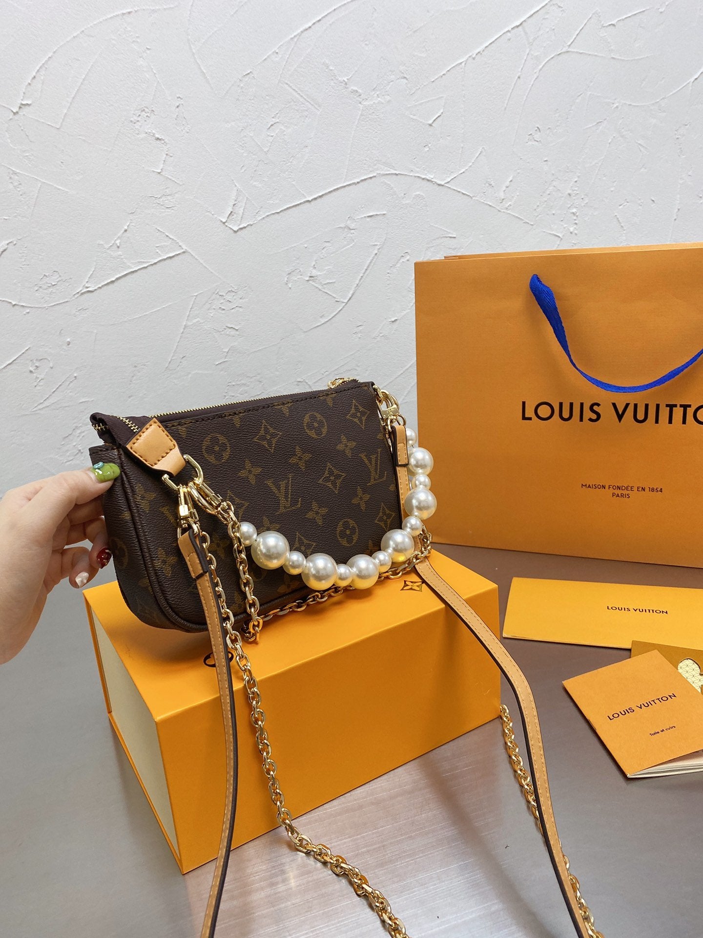 LW - Luxury Handbags LUV 080