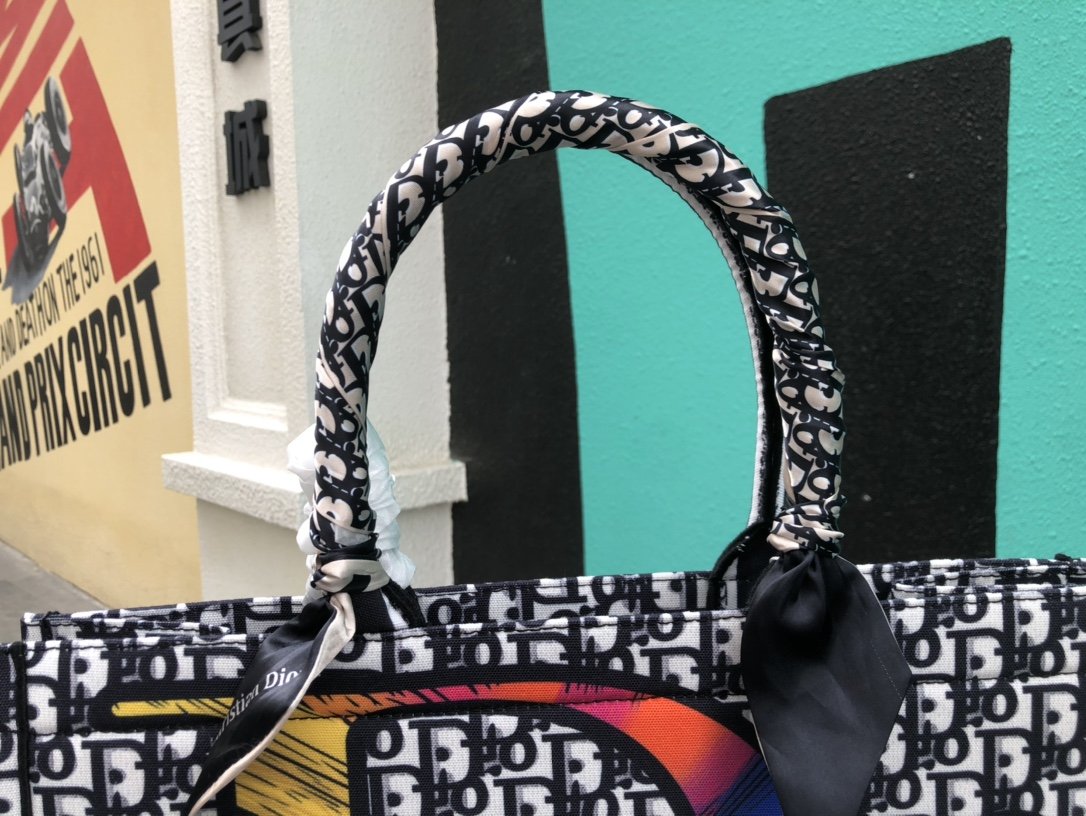 LW - Luxury Handbags DIR 233