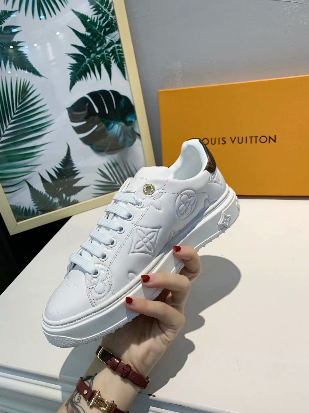 LW - New Arrival Luv Sneaker 219