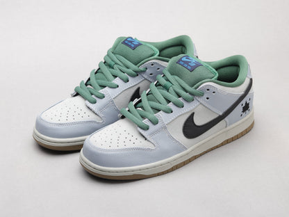 LW - NKE SB Dunk Low “Maple Leaf”